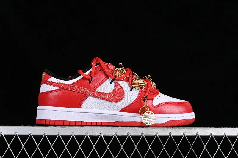 All Categories Nk SB Dunk Series Nk SB Dunk Low Low-top Sneakers Nk Dunk Low 囍爱你 Red Embroidery Dragon and Phoenix Present Happy Decoration SB Strap Low-top Casual Wedding Shoes FD9762-061